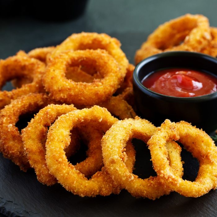 Homemade,Crunchy,Fried,Onion,Rings,With,Tomato,Sauce